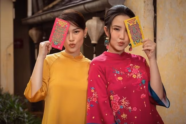 Ngọc Thanh Tâm tốt nghiệp loại giỏi ngành Digital Media, còn Primmy Trương tốt nghiệp ngành Thương Mại, hiện làm quản lý tài chính tại trường John Robert Powers Việt Nam.