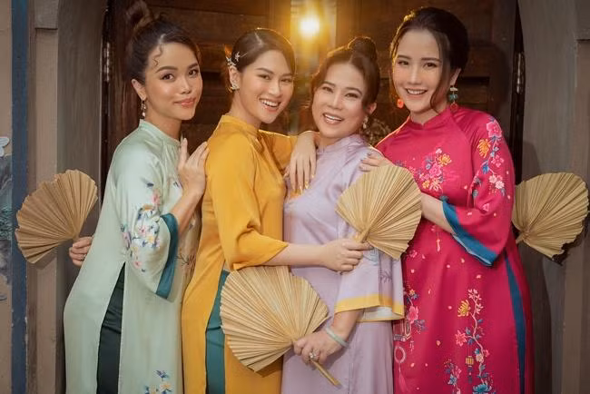 Mẹ Ngọc Thanh Tâm cũng rất thân thiết với nhóm bạn của con gái.
