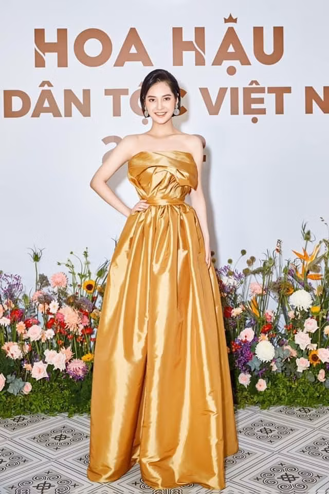 Sau khi đăng quang Hoa hậu các Dân tộc Việt Nam, Nông Thúy Hằng đã phải đối mặt với khá nhiều tin đồn trái chiều trên mạng xã hội nhưng nàng hậu đều mạnh mẽ đáp trả.