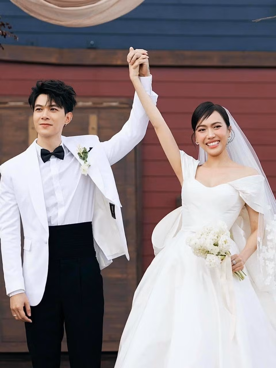nhưng tiếc rằng cô không thể tới tận nơi chúc phúc cho vợ chồng đàn em. nhưng tiếc rằng cô không thể tới tận nơi chúc phúc cho vợ chồng đàn em.