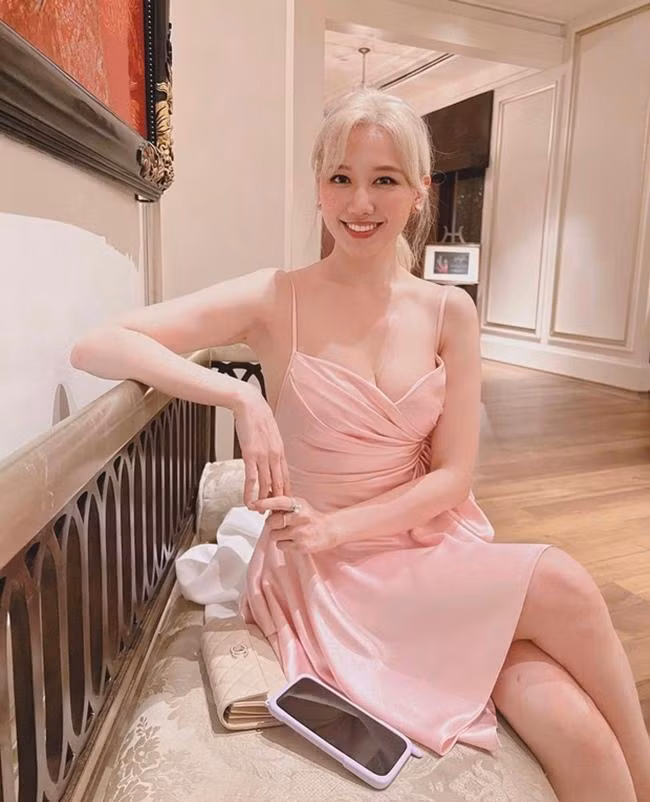 Hari Won khoe tóc mới cùng dòng trạng thái: "Hôm nay muốn làm công chúa".