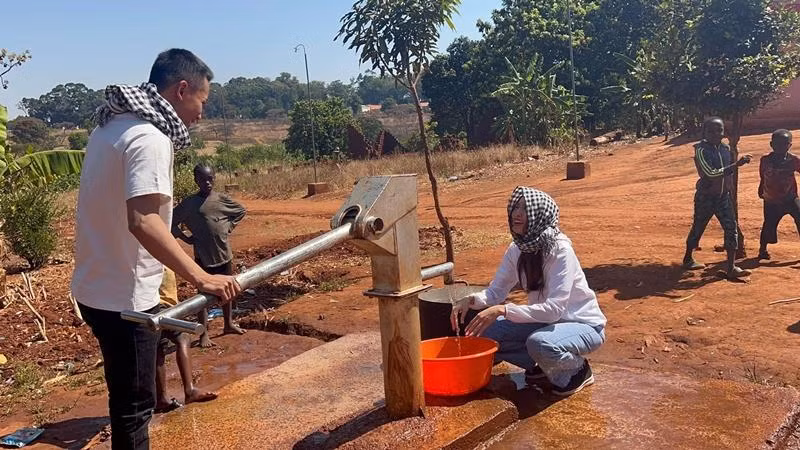 Thuỳ Tiên cùng Quang Linh Vlogs và ê-kíp của anh thực hiện các dự án thiện nguyện.