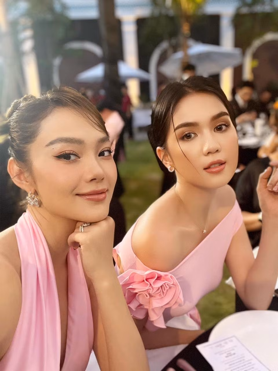 tranh thủ chụp thêm nhiều bức ảnh đọ sắc cùng nhau. tranh thủ chụp thêm nhiều bức ảnh đọ sắc cùng nhau.