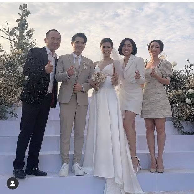 Trước đó, trong đám cưới của Đông Nhi - Ông Cao Thắng, Diệu Nhi đã tới chúc mừng cho thấy tình cảm thân thiết của hai sao nữ. Trước đó, trong đám cưới của Đông Nhi - Ông Cao Thắng, Diệu Nhi đã tới chúc mừng cho thấy tình cảm thân thiết của hai sao nữ.