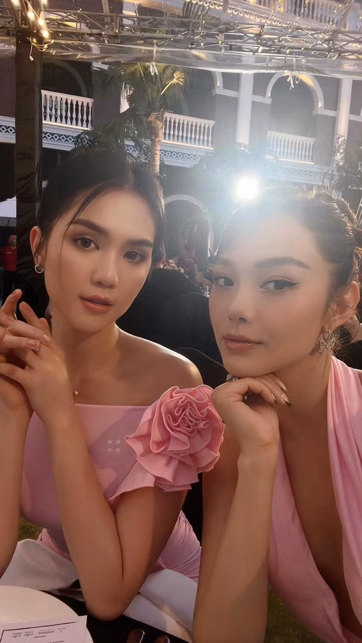 Khi nhập tiệc, hai người đẹp ngồi cùng bàn và... Khi nhập tiệc, hai người đẹp ngồi cùng bàn và...