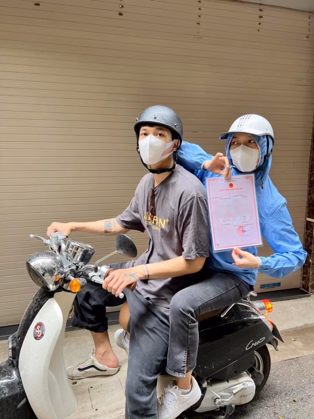 Biểu cảm trái ngược của đôi trẻ trong bức hình khoe giấy chứng nhận kết hôn. Biểu cảm trái ngược của đôi trẻ trong bức hình khoe giấy chứng nhận kết hôn.
