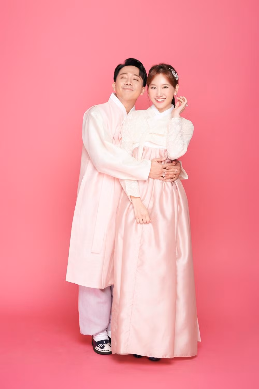 Hari Won và Trấn Thành gần đây liên tục bị đồn trục trặc hôn nhân vì những dòng trạng thái tâm trạng trên mạng xã hội.