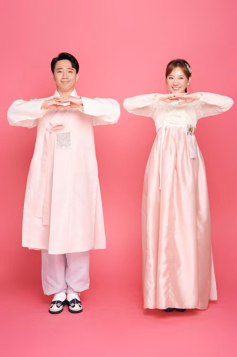 Bộ ảnh mới của Trấn Thành và Hari Won vừa để đón Tết Trung thu vừa xóa tan tin đồn hôn nhân trục trặc.