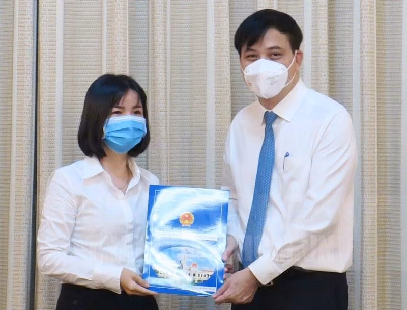 Bà Lê Thị Ngọc Thanh (trái). Ảnh: Thành ủy TPHCM