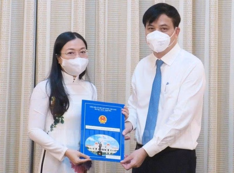 Bà Nguyễn Thị Thu Nga (trái). Ảnh: Thành ủy TPHCM
