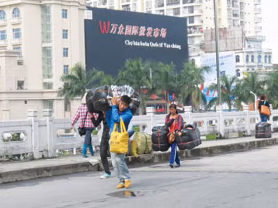 Vác hàng lậu về Việt Nam. Ảnh: Káp Thành Long 