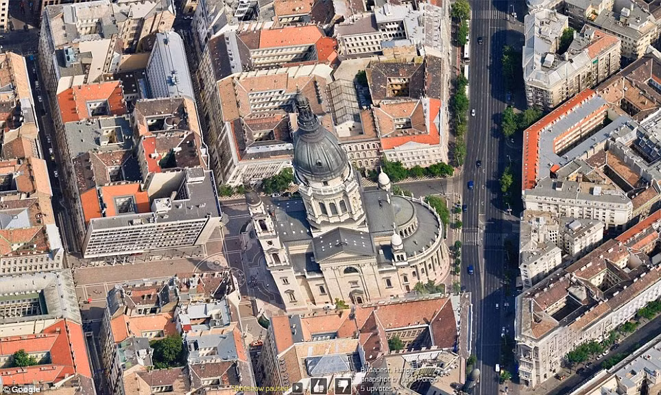 Nhà thờ trung tâm Budapest, Hungary dưới góc chụp nghiêng.