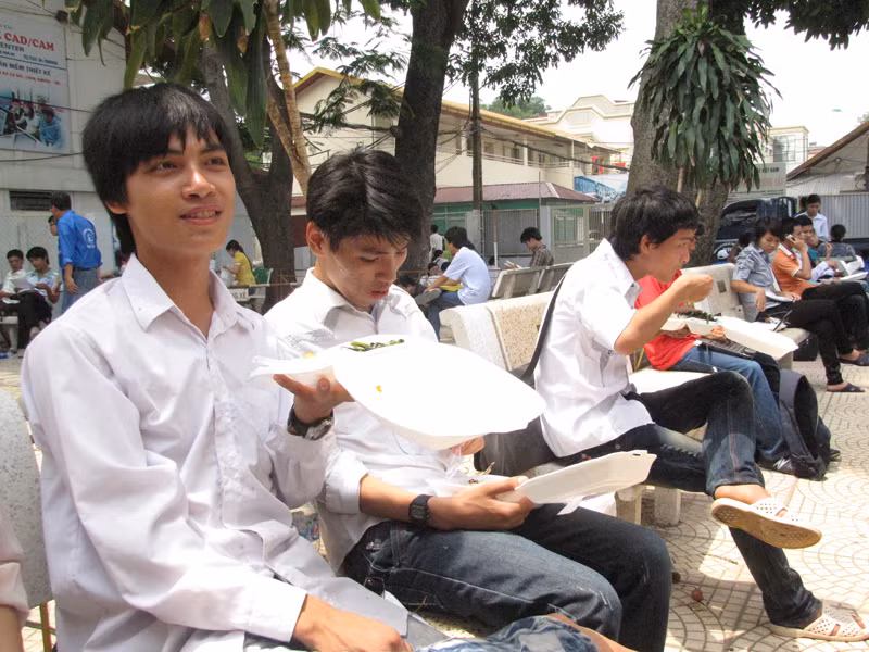 Sau 3 tiếng đồng hồ vật lộn với đề thi, ai nấy đều đói và mệt. Có được những suất ăn miễn phí là niềm động viên lớn cho các em