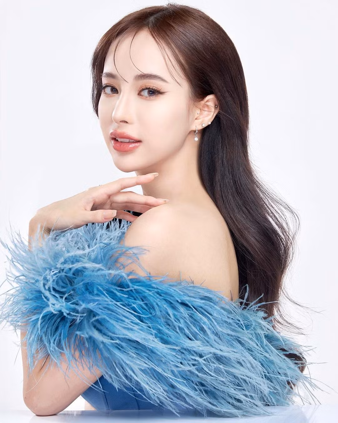 Sau khi đăng quang Miss Grand Saraburi 2025, Thitaree Pongtonsaton đã cùng ông Nawat livestream bán nhiều mặt hàng và mang về doanh thu ấn tượng.