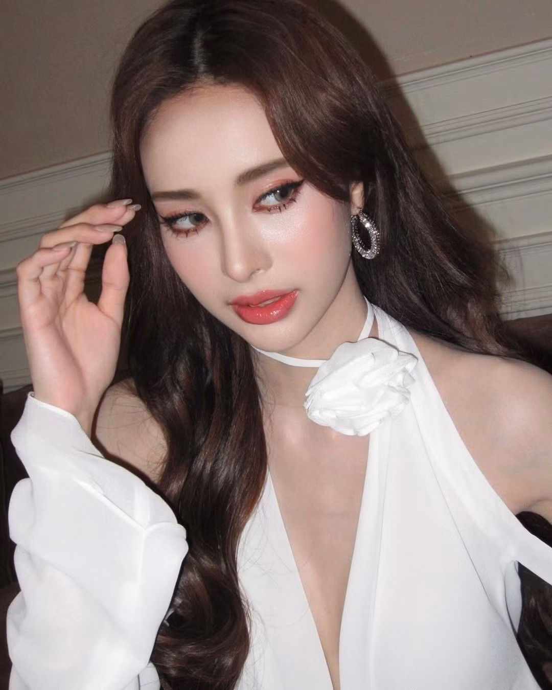 Thitaree Pongtonsaton cũng phát triển rất mạnh trên nền tảng YouTube. Cô có kênh với hơn 1,7 triệu người đăng ký.