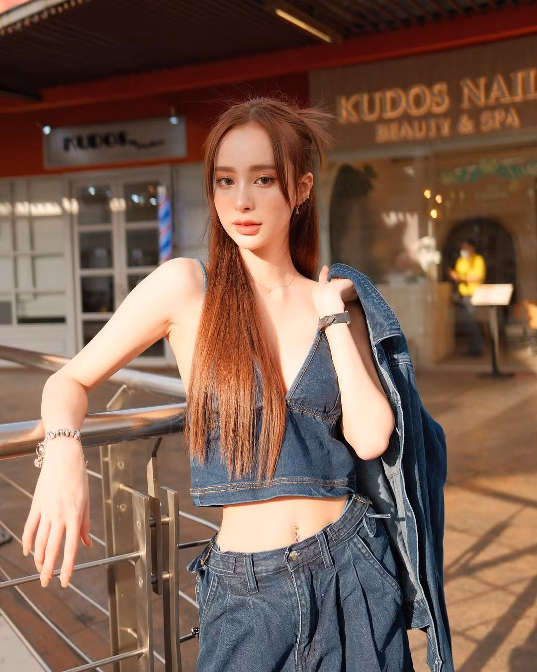 Đương kim Hoa hậu Hòa bình Thái Lan 2024 Malin Chara-anan có hơn 555.000 người theo dõi trên Instagram và là nhà sáng tạo nội dung có sức ảnh hưởng.