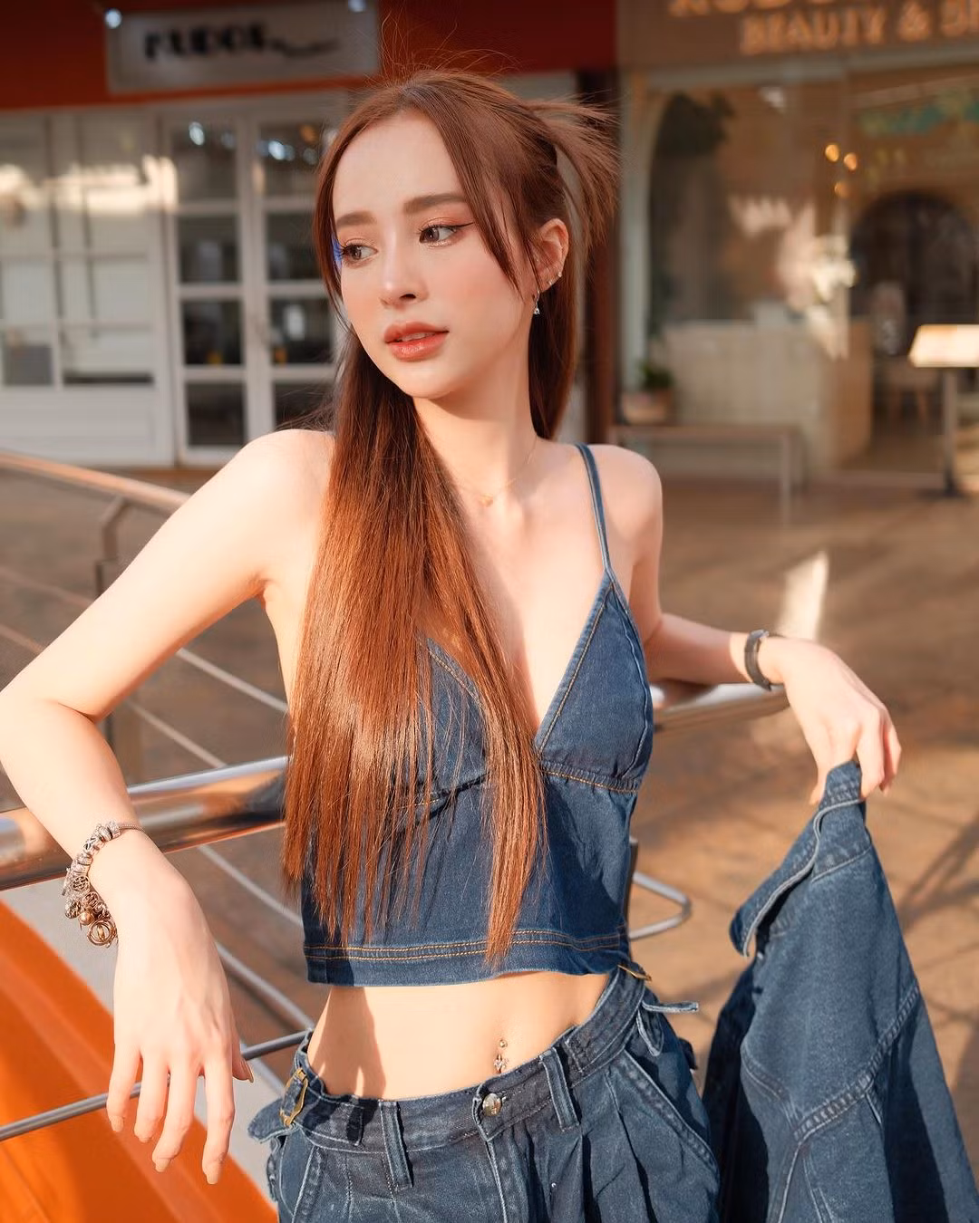 Đương kim Hoa hậu Hòa bình Thái Lan 2024 Malin Chara-anan có hơn 555.000 người theo dõi trên Instagram và là nhà sáng tạo nội dung có sức ảnh hưởng.