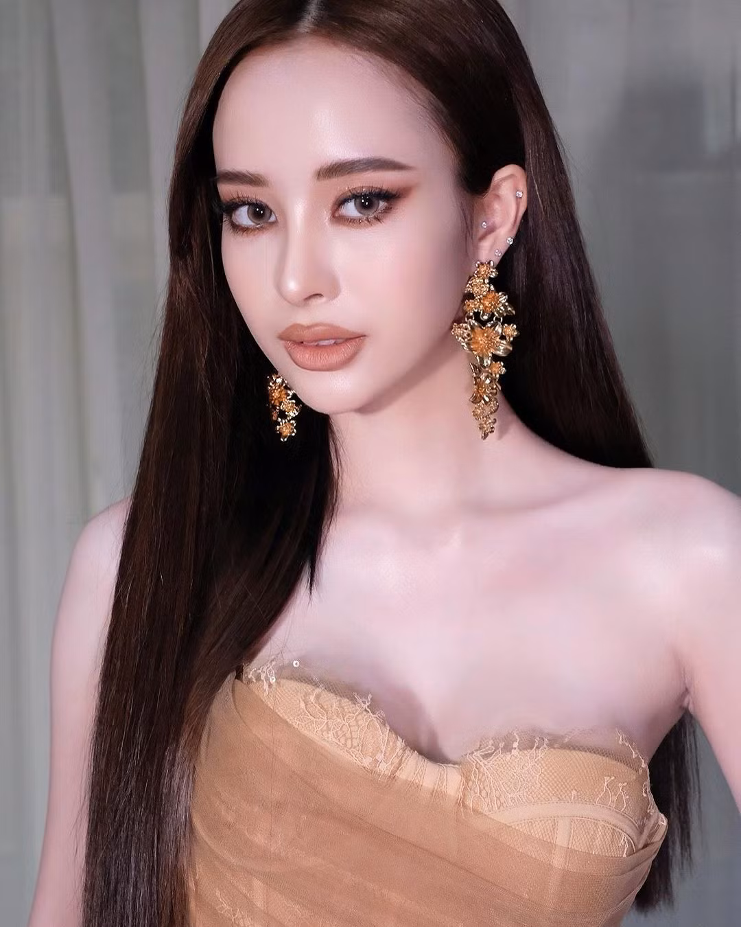 Chiến thắng của Thitaree Pongtonsaton được nhiều khán giả ủng hộ. Cô có vẻ đẹp ngọt ngào, kiêu kỳ và làn da trắng mịn.