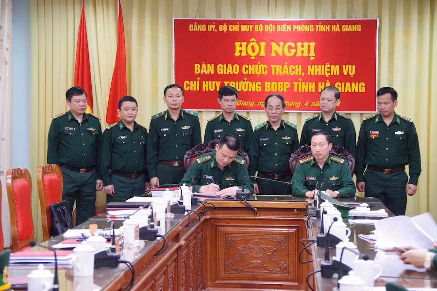 Bàn giao Chỉ huy trưởng Bộ đội Biên phòng tỉnh Hà Giang. Bàn giao Chỉ huy trưởng Bộ đội Biên phòng tỉnh Hà Giang.