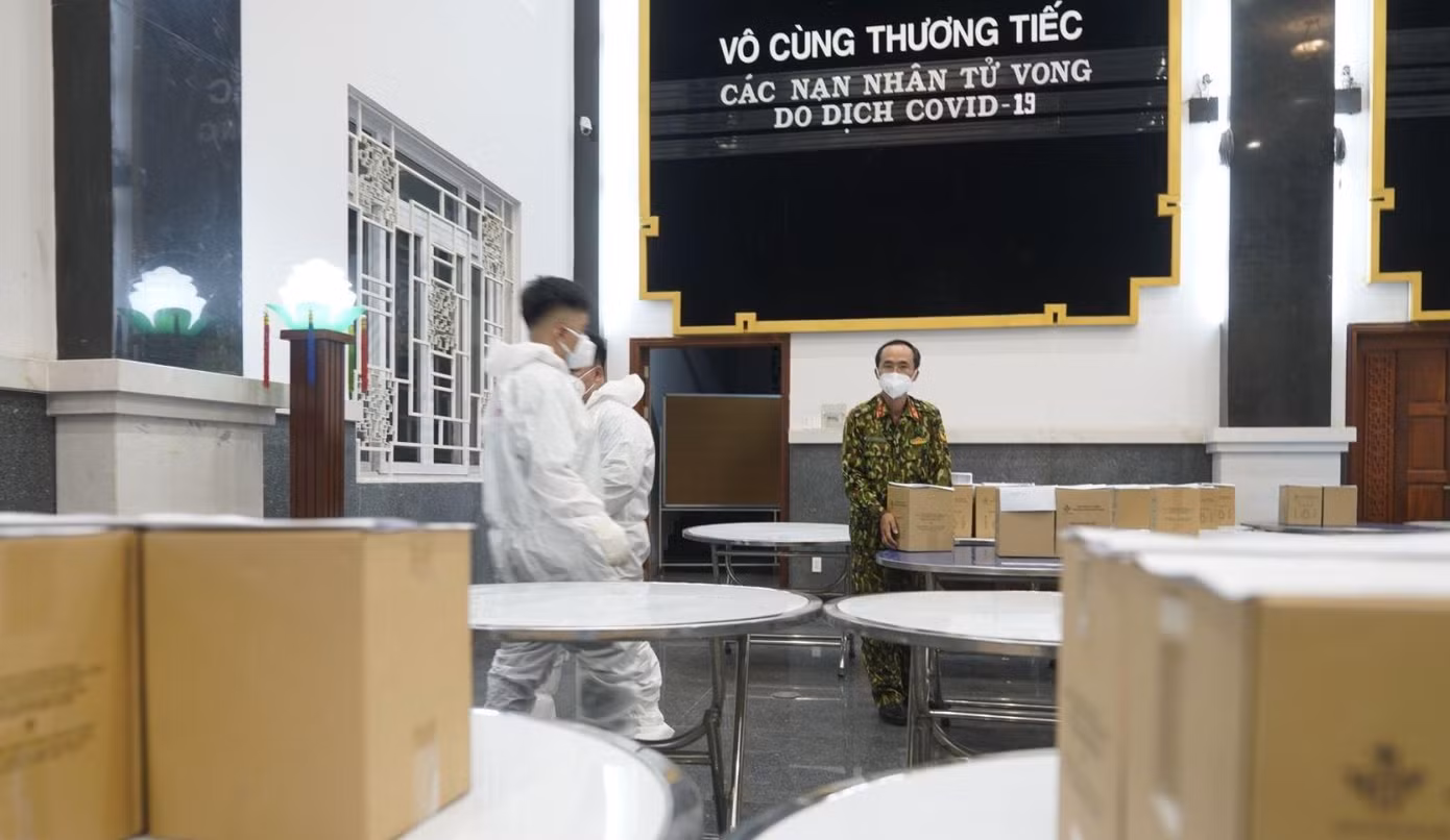 TP Hồ Chí Minh là địa phương chịu mất mát nhiều nhất cả nước về người và tổn thất về kinh tế, xã hội trong đợt dịch bệnh lần thứ 4 vừa qua. Suốt mùa dịch, Bộ Tư lệnh TP Hồ Chí Minh đã tiếp nhận và đưa hài cốt các nạn nhân tử vong vì COVID-19 về trao cho người thân tận nhà. TP Hồ Chí Minh là địa phương chịu mất mát nhiều nhất cả nước về người và tổn thất về kinh tế, xã hội trong đợt dịch bệnh lần thứ 4 vừa qua. Suốt mùa dịch, Bộ Tư lệnh TP Hồ Chí Minh đã tiếp nhận và đưa hài cốt các nạn nhân tử vong vì COVID-19 về trao cho người thân tận nhà.