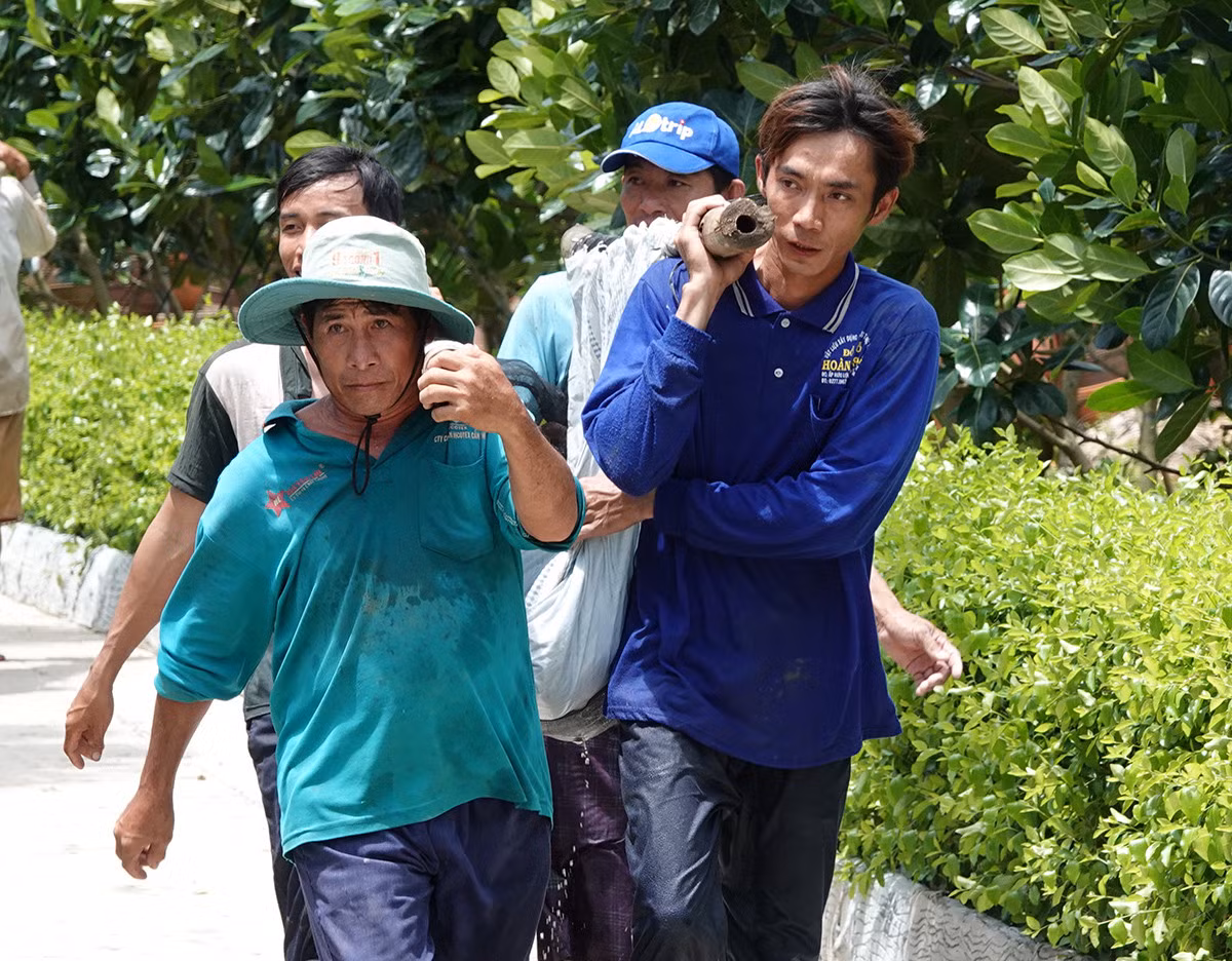 Phải 4 người mới khiêng nổi con cá tra dầu nặng hơn 100kg.
