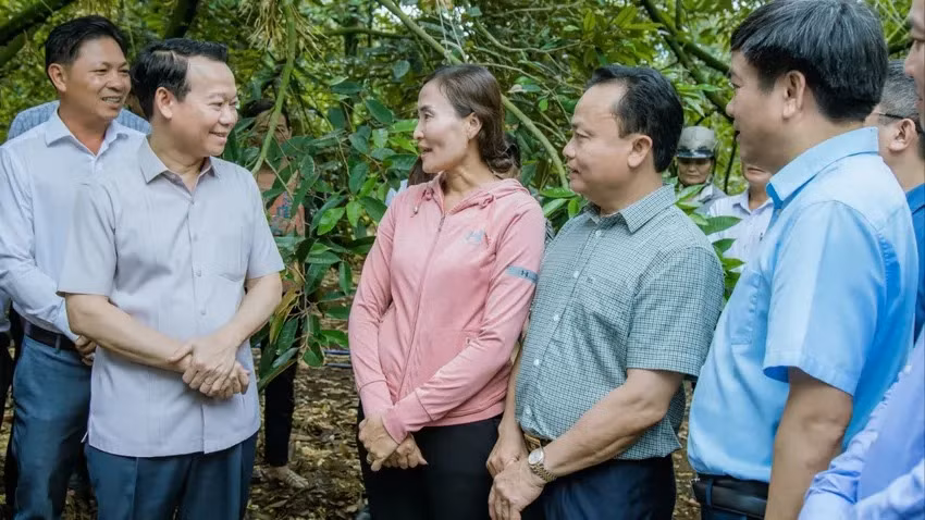 Bộ trưởng Đỗ Đức Duy (thứ hai từ trái sang) trao đổi với người trồng sầu riêng ở Đắk Lắk. Ảnh: N.N. Bộ trưởng Đỗ Đức Duy (thứ hai từ trái sang) trao đổi với người trồng sầu riêng ở Đắk Lắk. Ảnh: N.N.