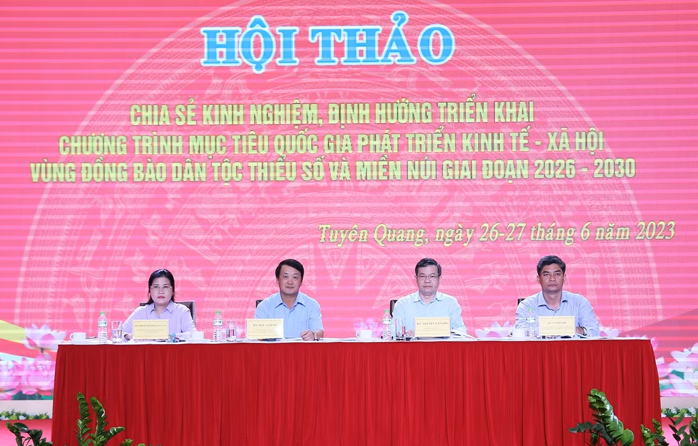 Bộ trưởng, Chủ nhiệm UBDT Hầu A Lềnh; Phó Chủ tịch Hội đồng Dân tộc của Quốc hội Đinh Thị Phương Lan; Thứ trưởng, Phó Chủ nhiệm UBDT Y Vinh Tơr và Phó Bí thư Tỉnh ủy, Chủ tịch UBND tỉnh Tuyên Quang Nguyễn Văn Sơn đồng chủ trì Hội thảo