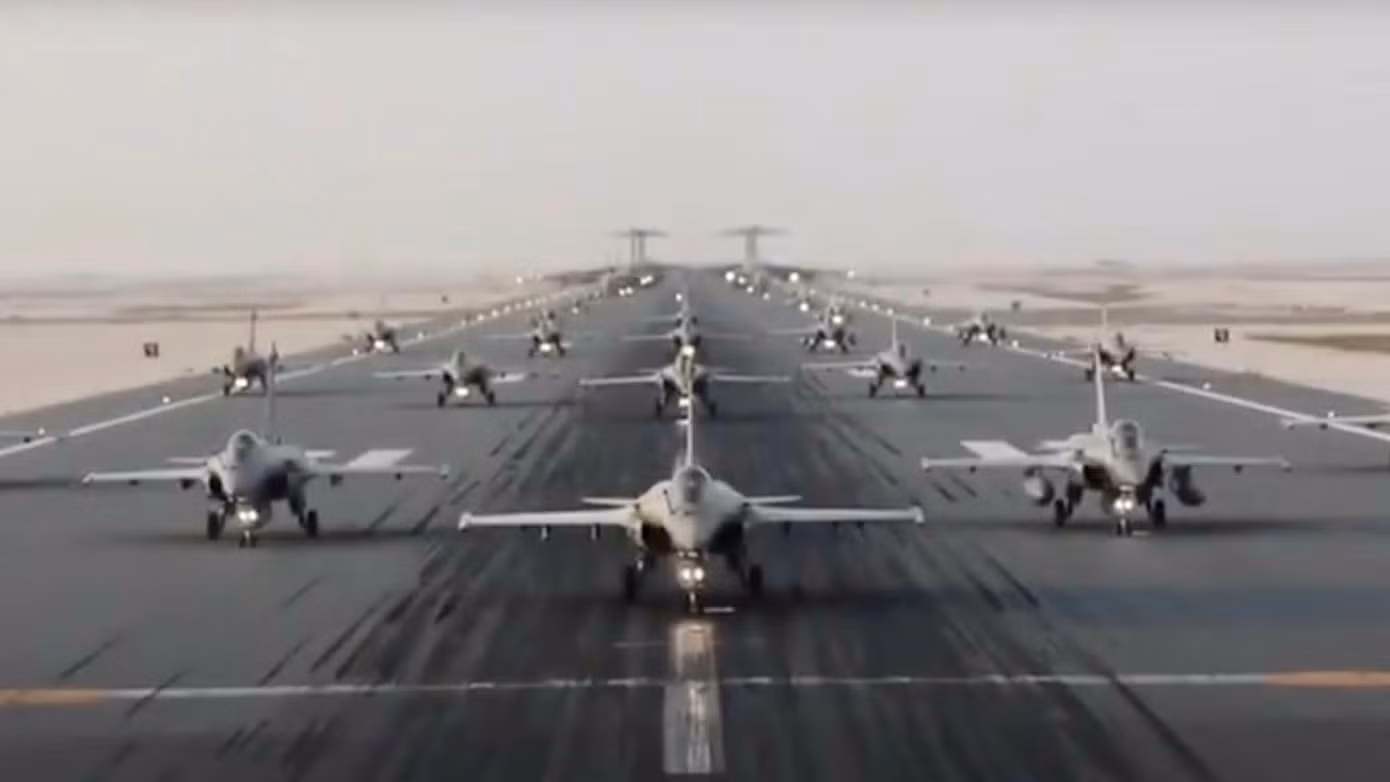 Qatar khoe sức mạnh không quân bằng cuộc diễn tập ‘voi đi bộ’ ảnh 1