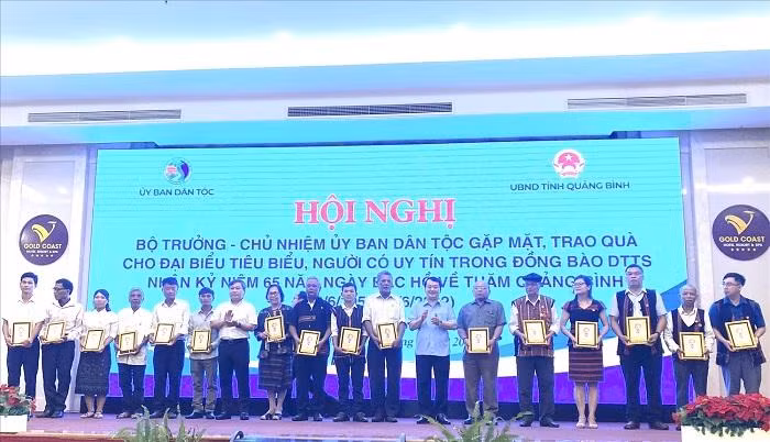 Bộ trưởng, Chủ nhiệm UBDT Hầu A Lềnh; Bí thư Tỉnh ủy Quảng Bình Vũ Đại Thắng tặng ảnh Bác Hồ và quà cho Người có uy tín. Ảnh: Báo Dân Tộc
