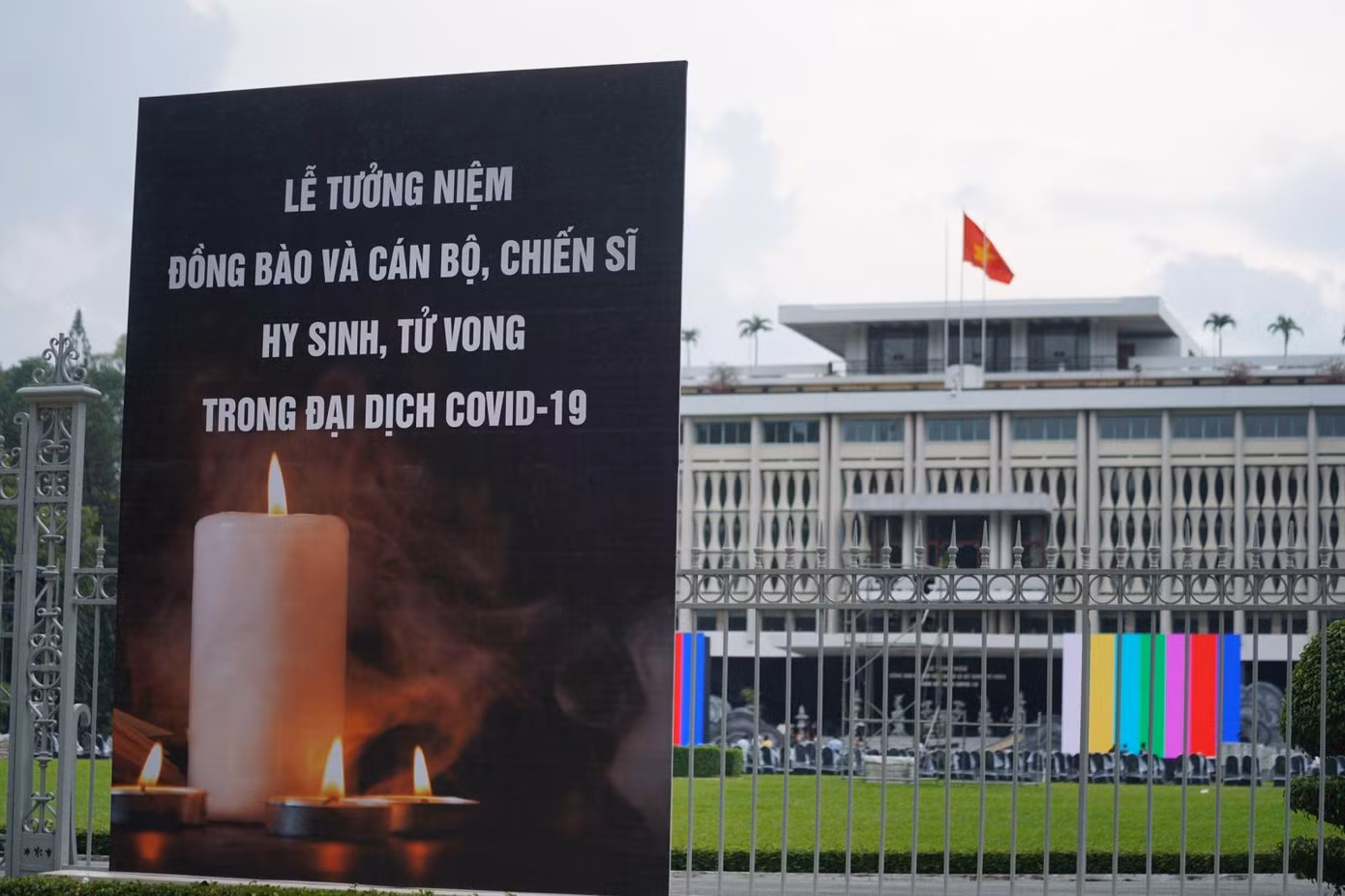 Ngoài ra, Ban Tôn giáo, Sở Nội vụ TP Hồ Chí Minh đã vận động các cơ sở tôn giáo (chùa, nhà thờ...) trên địa bàn tùy theo tình hình thực tế tổ chức hình thức tưởng niệm phù hợp và cùng đánh chuông tưởng niệm vào lúc 20 giờ 30 phút. Cũng vào thời gian trên, các tàu, thuyền, sà lan... đang lưu đậu tại các cụm cảng sẽ kéo còi; Ban Quản lý Công viên Lịch sử - Văn hóa Dân tộc chịu trách nhiệm chuẩn bị trống và cử người đánh trống khi thực hiện Lễ tưởng niệm. UBND TPHCM cũng đã yêu cầu các sở, ngành, quận, huyện và thành phố Thủ Đức vận động cán bộ, đảng viên, công chức, viên chức, người lao động, người dân cùng tắt đèn, thắp nến để tưởng niệm đồng bào tử vong, cán bộ, chiến sĩ hy sinh trong đại dịch COVID-19. Các địa phương chủ động mời đại diện thân nhân, gia đình người mất trong đại dịch COVID-19 tham dự lễ tưởng niệm. Địa điểm tổ chức cần được lựa chọn phù hợp với tình hình từng nơi. Mỗi địa điểm dự kiến có khoảng 100 người để đảm bảo yêu cầu phòng dịch. Ngoài ra, Ban Tôn giáo, Sở Nội vụ TP Hồ Chí Minh đã vận động các cơ sở tôn giáo (chùa, nhà thờ...) trên địa bàn tùy theo tình hình thực tế tổ chức hình thức tưởng niệm phù hợp và cùng đánh chuông tưởng niệm vào lúc 20 giờ 30 phút. Cũng vào thời gian trên, các tàu, thuyền, sà lan... đang lưu đậu tại các cụm cảng sẽ kéo còi; Ban Quản lý Công viên Lịch sử - Văn hóa Dân tộc chịu trách nhiệm chuẩn bị trống và cử người đánh trống khi thực hiện Lễ tưởng niệm. UBND TPHCM cũng đã yêu cầu các sở, ngành, quận, huyện và thành phố Thủ Đức vận động cán bộ, đảng viên, công chức, viên chức, người lao động, người dân cùng tắt đèn, thắp nến để tưởng niệm đồng bào tử vong, cán bộ, chiến sĩ hy sinh trong đại dịch COVID-19. Các địa phương chủ động mời đại diện thân nhân, gia đình người mất trong đại dịch COVID-19 tham dự lễ tưởng niệm. Địa điểm tổ chức cần được lựa chọn phù hợp với tình hình từng nơi. Mỗi địa điểm dự kiến có khoảng 100 người để đảm bảo yêu cầu phòng dịch.