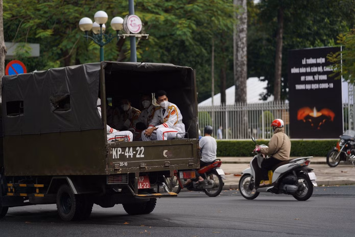 Ông Võ Trọng Nam, Phó Giám đốc Sở Văn hóa Thể thao TP Hồ Chí Minh cho biết, Lễ tưởng niệm nhằm sẻ chia trước những mất mát, đau thương của hàng vạn gia đình đã mất người thân, đồng thời khích lệ tinh thần các lực lượng đã và đang tham gia cuộc chiến với đại dịch COVID-19. Buổi lễ sẽ diễn ra lúc 20 giờ ngày 19/11 tại Hội trường Thống Nhất và các địa điểm nằm ở tất cả các quận, huyện và thành phố Thủ Đức. Sau khi trình chiếu các phóng sự, hình ảnh về cuộc chiến sinh tử với đại dịch và phát biểu của lãnh đạo Ủy ban Trung ương Mặt trận Tổ quốc Việt Nam, lãnh đạo TP Hồ Chí Minh, phần nghi thức chính thức bắt đầu vào thời điểm 20 giờ 30 phút. Ông Võ Trọng Nam, Phó Giám đốc Sở Văn hóa Thể thao TP Hồ Chí Minh cho biết, Lễ tưởng niệm nhằm sẻ chia trước những mất mát, đau thương của hàng vạn gia đình đã mất người thân, đồng thời khích lệ tinh thần các lực lượng đã và đang tham gia cuộc chiến với đại dịch COVID-19. Buổi lễ sẽ diễn ra lúc 20 giờ ngày 19/11 tại Hội trường Thống Nhất và các địa điểm nằm ở tất cả các quận, huyện và thành phố Thủ Đức. Sau khi trình chiếu các phóng sự, hình ảnh về cuộc chiến sinh tử với đại dịch và phát biểu của lãnh đạo Ủy ban Trung ương Mặt trận Tổ quốc Việt Nam, lãnh đạo TP Hồ Chí Minh, phần nghi thức chính thức bắt đầu vào thời điểm 20 giờ 30 phút.