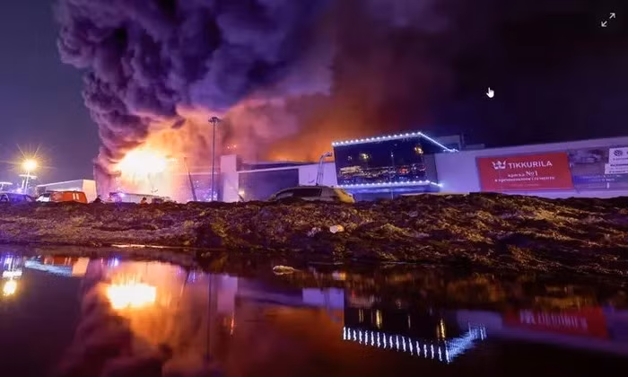Khói lửa bốc lên phía trên Trung tâm hòa nhạc Crocus City sau vụ nổ súng ở ngoại ô Moscow, Nga. Ảnh: Reuters