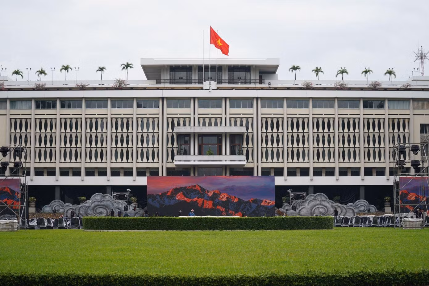 Hội trường Thống Nhất (Quận 1) - điểm chính diễn ra Lễ tưởng niệm, mọi công tác chuẩn bị cho buổi lễ vào tối nay đã hoàn tất. Dự kiến tại đây sẽ có khoảng 1.000 đại biểu tham dự, trong đó có đại diện Lãnh đạo Đảng và Nhà nước cùng các bộ, ngành Trung ương, lãnh đạo TP Hồ Chí Minh và các tỉnh, thành vùng trọng điểm phía Nam. Buổi lễ cũng có sự tham dự của một số thân nhân, gia đình có người mất do COVID-19. Tại đây, tất cả những người tham gia Lễ tưởng niệm đều được yêu cầu ăn mặc lịch sự, trang trọng và có "thẻ xanh COVID-19", đứng giãn cách, tuân thủ 5K... để đảm bảo yêu cầu phòng dịch. Hội trường Thống Nhất (Quận 1) - điểm chính diễn ra Lễ tưởng niệm, mọi công tác chuẩn bị cho buổi lễ vào tối nay đã hoàn tất. Dự kiến tại đây sẽ có khoảng 1.000 đại biểu tham dự, trong đó có đại diện Lãnh đạo Đảng và Nhà nước cùng các bộ, ngành Trung ương, lãnh đạo TP Hồ Chí Minh và các tỉnh, thành vùng trọng điểm phía Nam. Buổi lễ cũng có sự tham dự của một số thân nhân, gia đình có người mất do COVID-19. Tại đây, tất cả những người tham gia Lễ tưởng niệm đều được yêu cầu ăn mặc lịch sự, trang trọng và có "thẻ xanh COVID-19", đứng giãn cách, tuân thủ 5K... để đảm bảo yêu cầu phòng dịch.