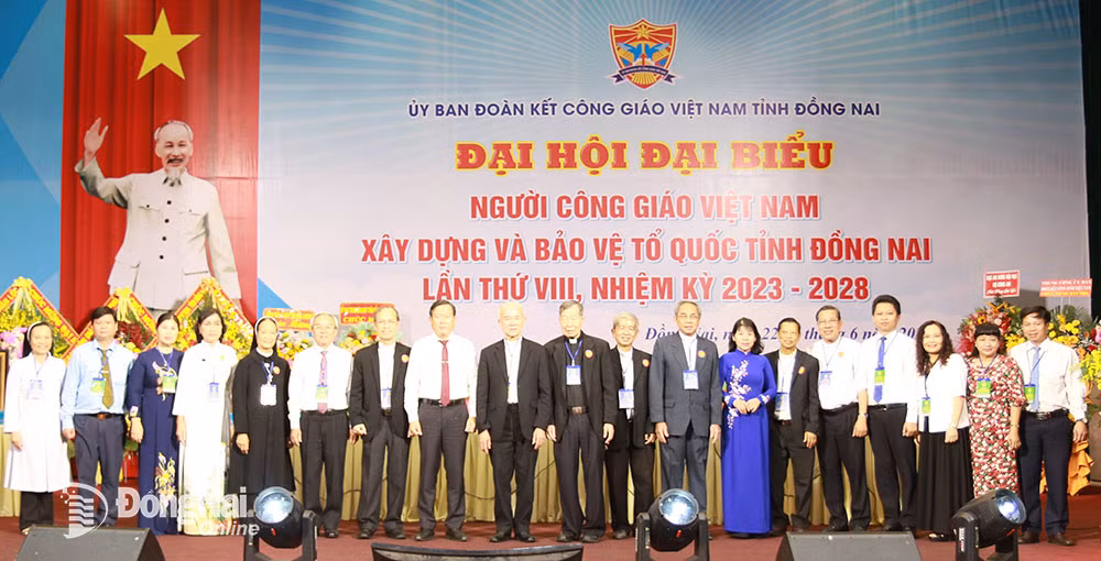 Các Ủy viên thường trực Ủy ban ĐKCGVN tỉnh, nhiệm kỳ 2023-2028 ra mắt và chụp ảnh lưu niệm cùng khách mời Trung ương và tỉnh. Ảnh: Sông Thao Các Ủy viên thường trực Ủy ban ĐKCGVN tỉnh, nhiệm kỳ 2023-2028 ra mắt và chụp ảnh lưu niệm cùng khách mời Trung ương và tỉnh. Ảnh: Sông Thao