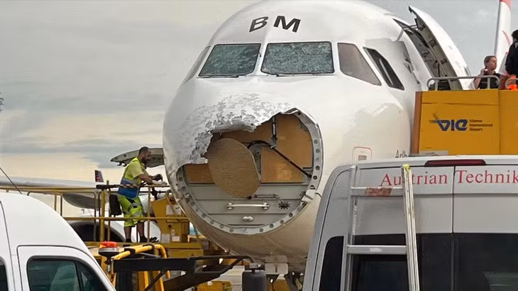 Cận cảnh chiếc máy bay bị toác mũi do mưa đá của hãng Austrian Airlines. Ảnh: Instagram/@emm.ely.