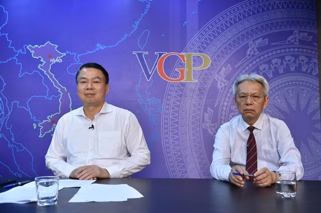 Thứ trưởng Bộ Tài chính Nguyễn Đức Chi và TS. Nguyễn Sĩ Dũng tại Tọa đàm - Ảnh: VGP/Quang Thương