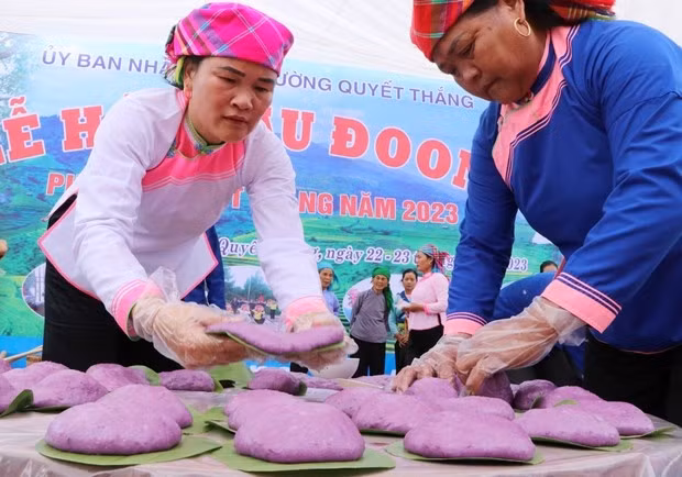 Thi làm bánh giầy tại lễ hội Háu Đoong của đồng bào dân tộc Giáy ở Lai Châu. Ảnh: TTXVN