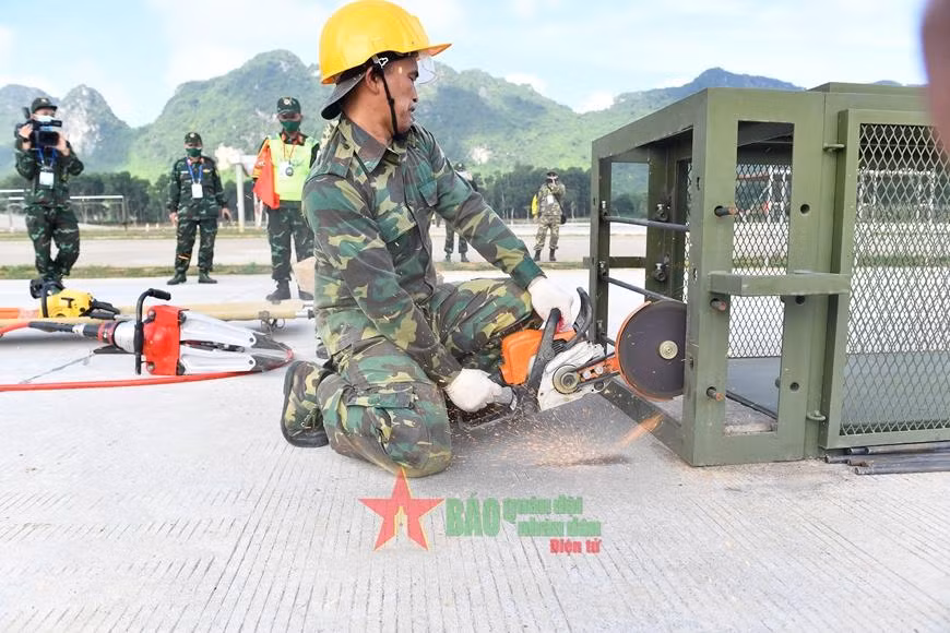 VĐV Lào đang cắt cửa sắt, vào mê cung. VĐV Lào đang cắt cửa sắt, vào mê cung.