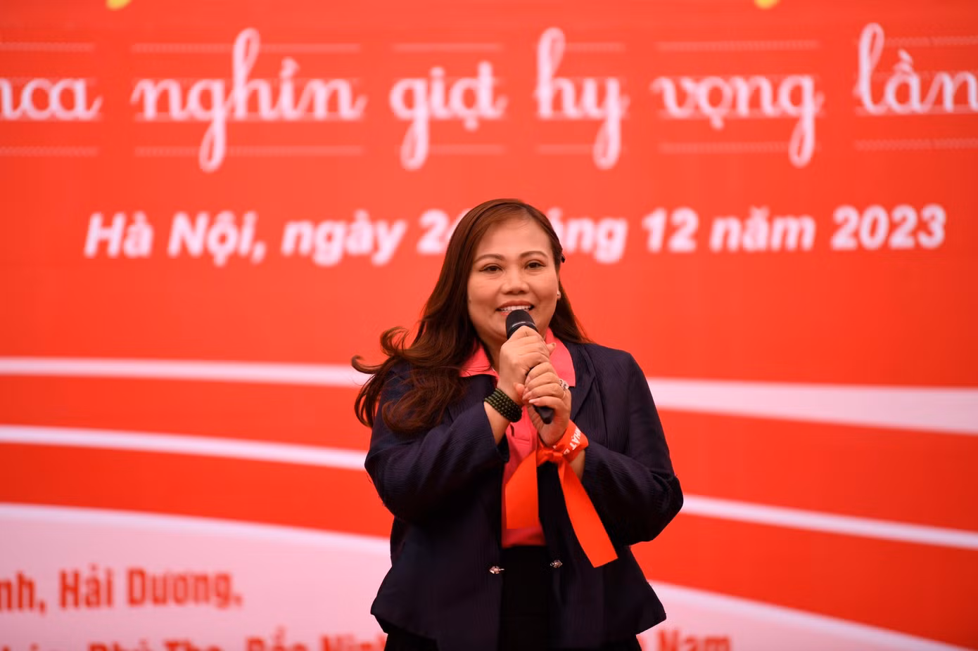 Bà Vũ Thu Hằng - Giám đốc Truyền thông Ngân hàng TMCP Bắc Á, Đại diện Tập đoàn TH, Công ty TNHH Mía đường Nghệ An NASU và Quỹ Vì Tầm Vóc Việt chia sẻ tại ngày hội. Ảnh: Như Ý