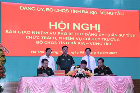 Bàn giao nhiệm vụ Phó bí thư Đảng ủy Quân sự tỉnh; chức trách nhiệm vụ Chỉ huy trưởng Bộ Chỉ huy Quân sự tỉnh Bà Rịa – Vũng Tàu. Bàn giao nhiệm vụ Phó bí thư Đảng ủy Quân sự tỉnh; chức trách nhiệm vụ Chỉ huy trưởng Bộ Chỉ huy Quân sự tỉnh Bà Rịa – Vũng Tàu.