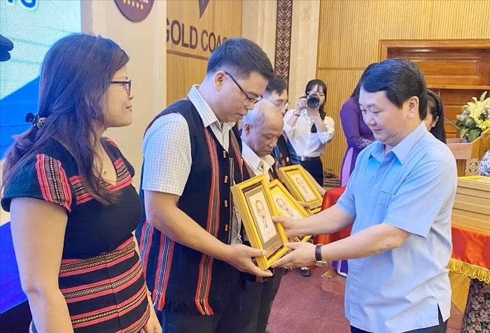 Bộ trưởng, Chủ nhiệm UBDT Hầu A Lềnh tặng ảnh Bác Hồ và quà cho Người có uy tín tiêu biểu. Ảnh: Báo Dân Tộc