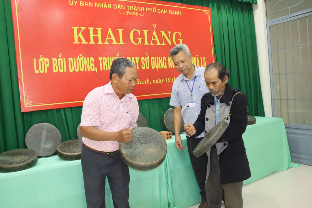 Nghệ nhân Mấu Quốc Tiến trình diễn đánh Mã la tại lễ khai giảng