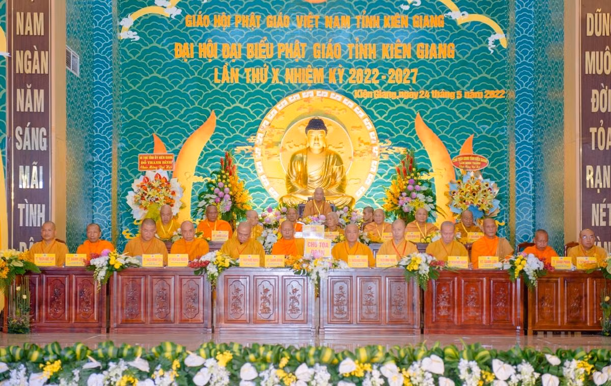 Chủ tọa đoàn điều hành Đại hội. Ảnh: Báo Dân tộc