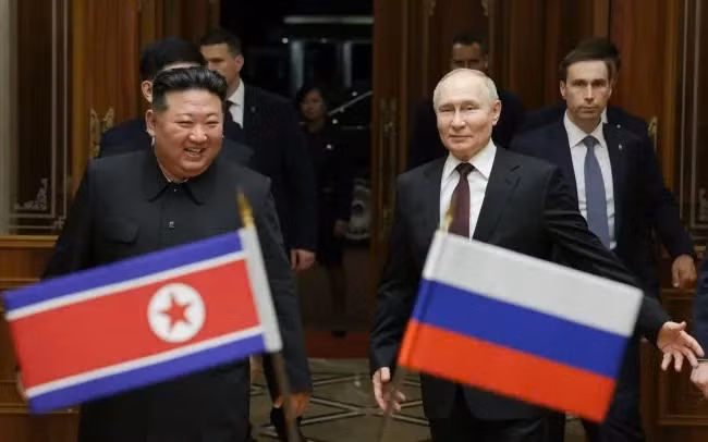 Tổng thống Nga Putin (phải) và nhà lãnh đạo Triều Tiên Kim Jong-un trong cuộc gặp tại sân bay quốc tế Sunan Bình Nhưỡng, Triều Tiên, ngày 19/6. (Ảnh: AP) Tổng thống Nga Putin (phải) và nhà lãnh đạo Triều Tiên Kim Jong-un trong cuộc gặp tại sân bay quốc tế Sunan Bình Nhưỡng, Triều Tiên, ngày 19/6. (Ảnh: AP)