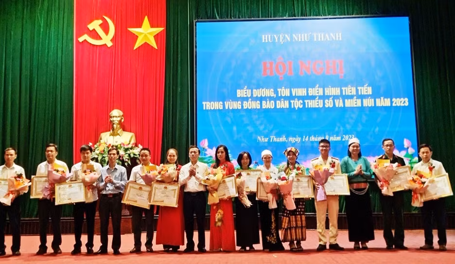 Trao tặng Giấy khen của Chủ tịch UBND huyện cho nhân sĩ trí thức, doanh nhân tiêu biểu Trao tặng Giấy khen của Chủ tịch UBND huyện cho nhân sĩ trí thức, doanh nhân tiêu biểu