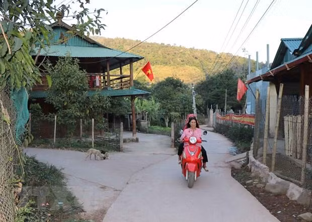 Đường liên bản tại xã Sín Thầu đã được bêtông hóa kiên cố. (Ảnh: Xuân Tiến/TTXVN) Đường liên bản tại xã Sín Thầu đã được bêtông hóa kiên cố. (Ảnh: Xuân Tiến/TTXVN)