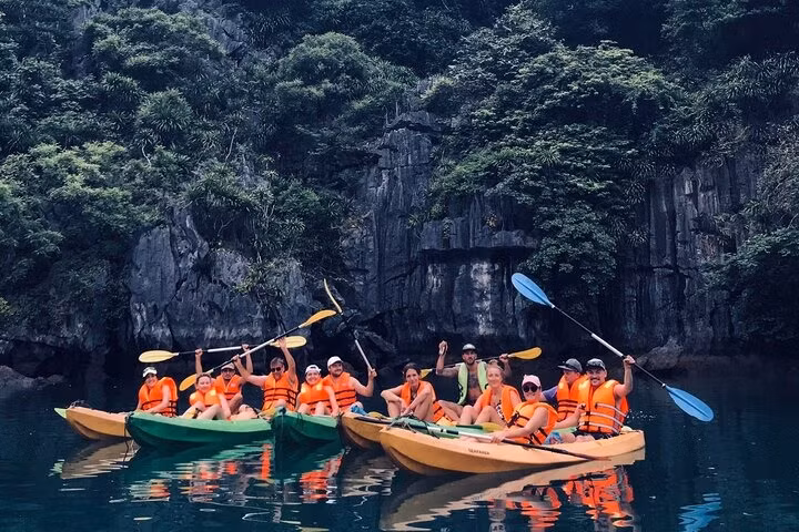 Nhiều trải nghiệm thú vị trên thuyền tại Quảng Ninh. Ảnh: Tripadvisor. Nhiều trải nghiệm thú vị trên thuyền tại Quảng Ninh. Ảnh: Tripadvisor.