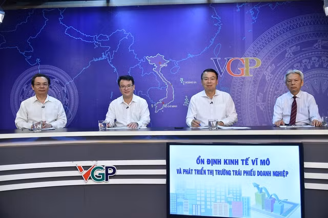 Các khách mời tham dự Tọa đàm (từ trái sang): GS.TS. Hoàng Văn Cường, đại biểu Quốc hội, Phó Hiệu trưởng ĐH Kinh tế Quốc dân; Thứ trưởng Bộ Tài chính Nguyễn Đức Chi; Thứ trưởng Bộ Kế hoạch và Đầu tư Trần Quốc Phương; TS. Nguyễn Sĩ Dũng, nguyên Phó Chủ nhiệm Văn phòng Quốc hội - Ảnh: VGP/Quang Thương