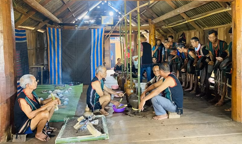 Lễ mừng thọ của người M’nông tại buôn Đung (xã Đắk Phơi). Ảnh: Báo Đắk Lắk