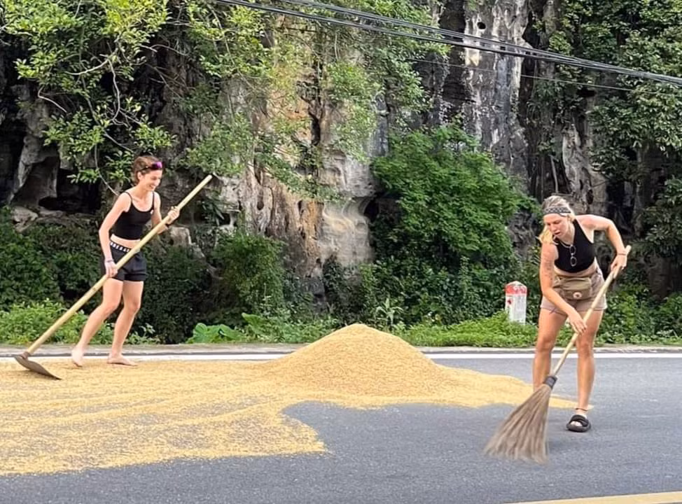 Qua hình ảnh chia sẻ cho thấy nhóm khách rất vui vẻ giúp người dân. Ảnh cắt clip.